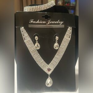 Fashion Jewelry Silver Crystal V-Shape Necklace with Teardrop Pendant & Earrings